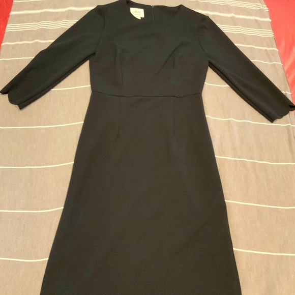 DM Collection Scalop Hem Cuff Knit Dress Size 2 - Picture 1 of 3
